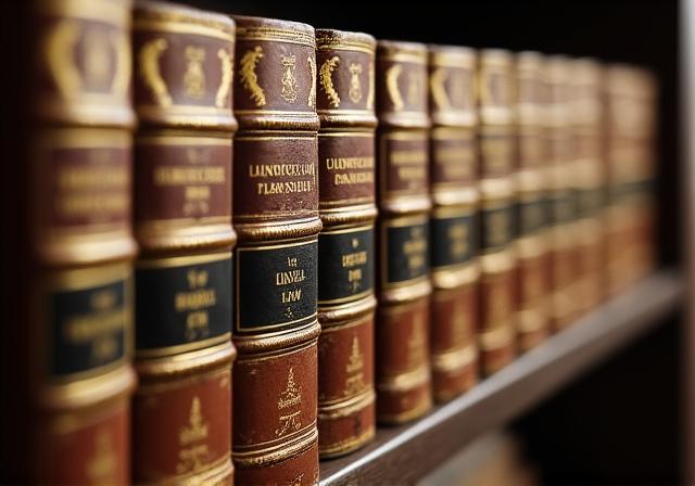 Reliures de livres de droit ancien sur une étagère en bois